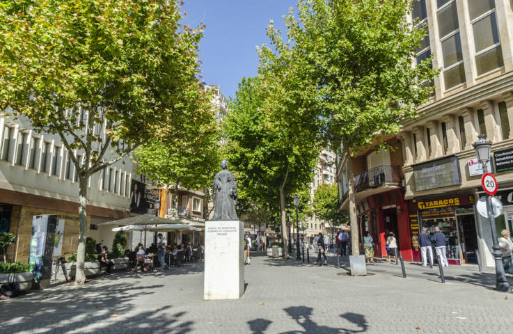 Albacete 37 - plaza de La Constitución y escultura de Isabel de Portugal Señora de Albacete.jpg